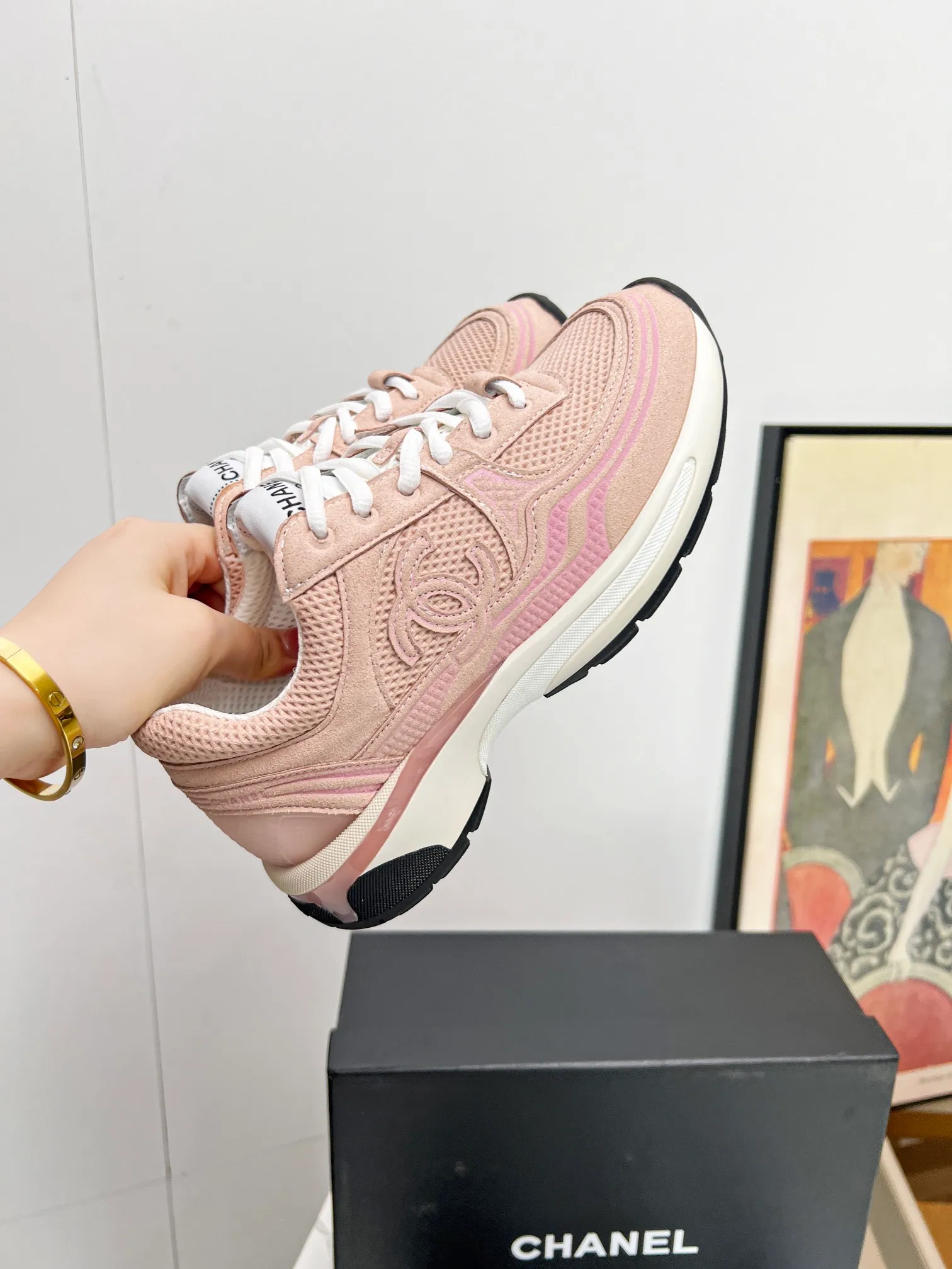 👟👟Ex-factory price 640👟👟 chanel Chanel 2024 early spring vacation series latest casual sports shoes silver white, gold white, silver gray, black and red! Incomparably beautiful and easy to wear, very light, the lining is also super soft, super comfortable, the upper is breathable, the color is high-end and durable, versatile. Upper: cowhide and cloth stitching. Inner: breathable mesh. Original foam combination outsole. Size: 35-40.